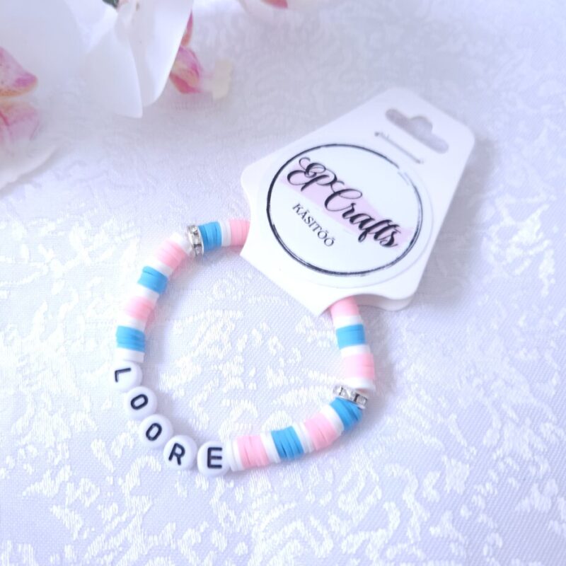 Nimeline käevõru lapsele – käsitööna valmistatud helmestest käevõru nimega, pakitud kinkekotti.