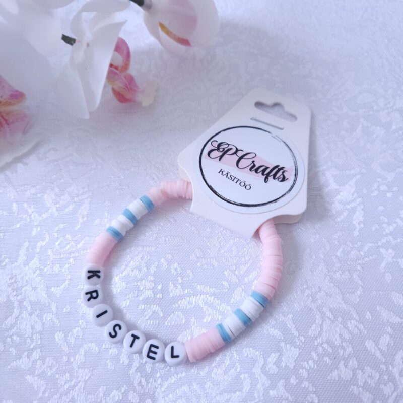 Nimeline käevõru lapsele – käsitööna valmistatud helmestest käevõru nimega, pakitud kinkekotti.