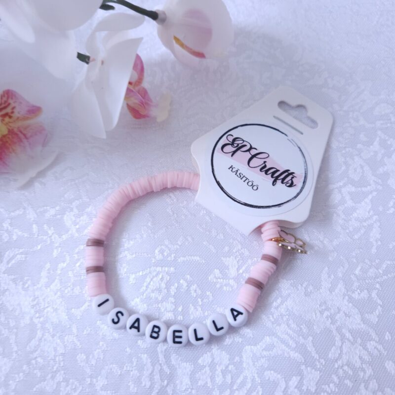 Nimeline käevõru lapsele – käsitööna valmistatud helmestest käevõru nimega, pakitud kinkekotti.