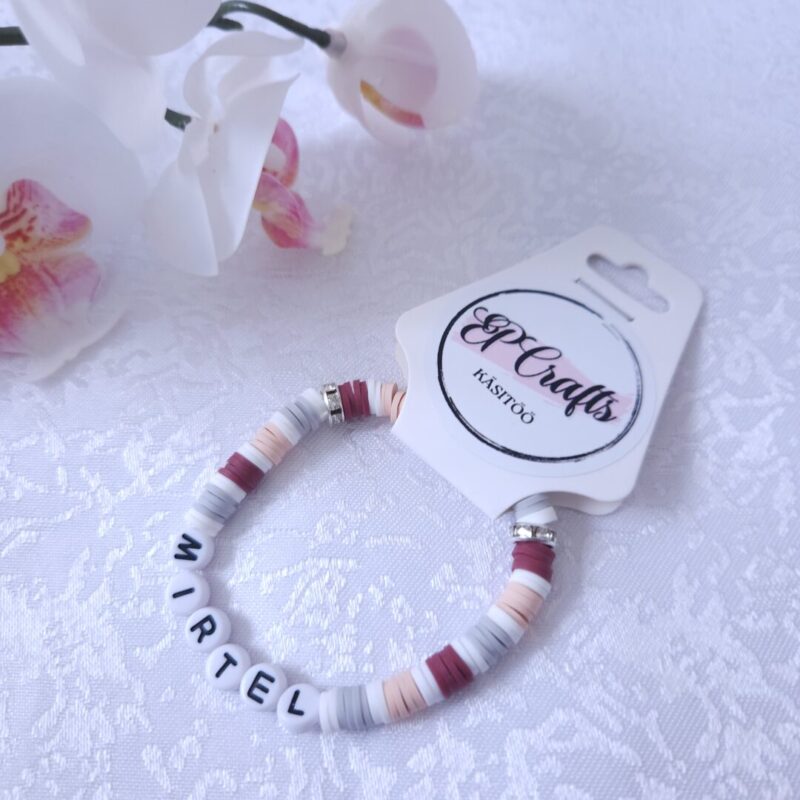 Nimeline käevõru lapsele – käsitööna valmistatud helmestest käevõru nimega, pakitud kinkekotti.