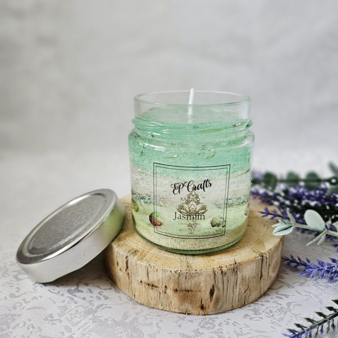 Geelküünal “Lootoseõis” – käsitööna valmistatud jasmiini lõhnaline küünal klaaspurgis, mille sees on roheline geel ja dekoratiivne lootosõis.