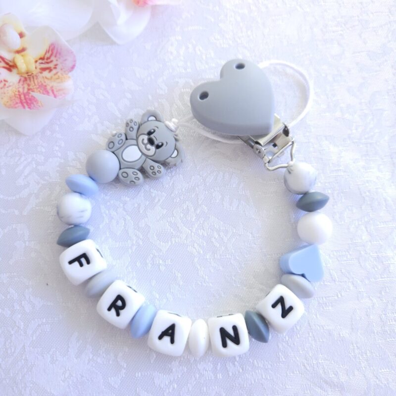 Nimeline lutikett Mõmmi – hall ja valge käsitöö lutikett beebile, ohutu BPA-vaba materjaliga ja armsa karufiguuriga.