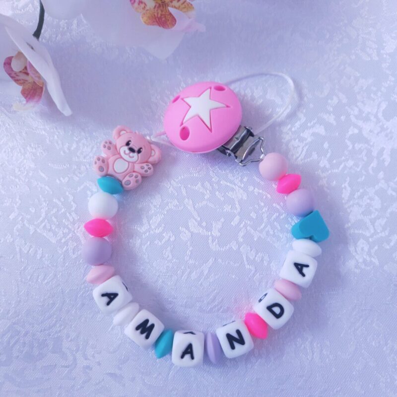 Nimeline lutikett Mõmmi – roosa ja sinine käsitöö lutikett beebile, valmistatud BPA-vabast silikoonist ja kaunistatud karukujundusega.