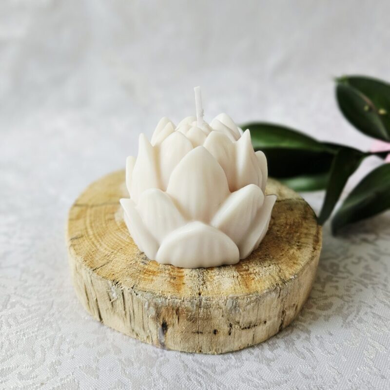 Lootoseõiekujuline sojavahaküünal, jasmiini lõhnaline