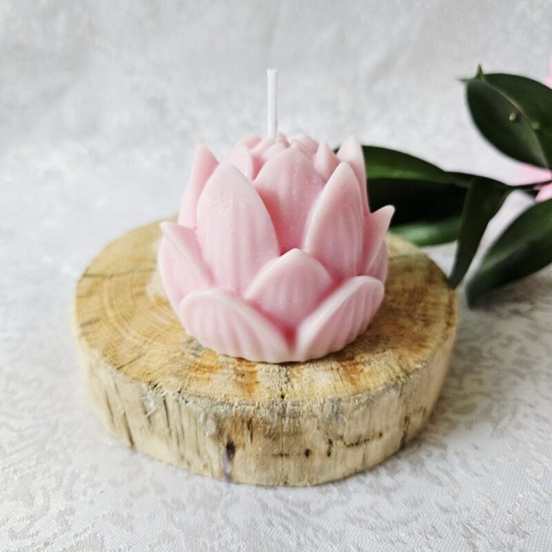 Lootoseõiekujuline sojavahaküünal, roosi lõhnaline