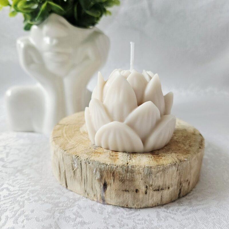 Lootoseõiekujuline sojavahaküünal, jasmiini lõhnaline