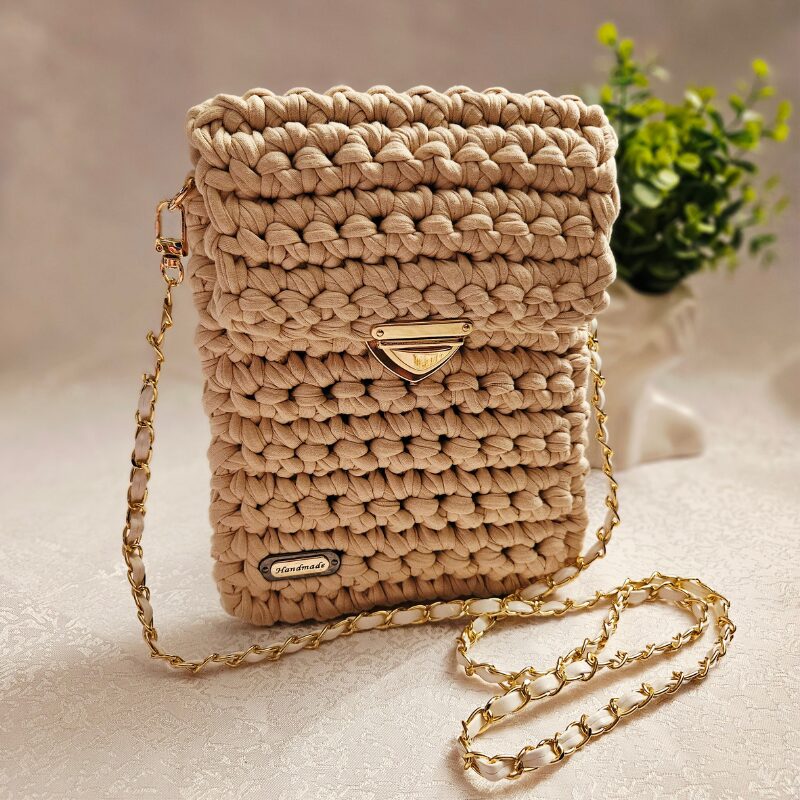 Beež heegeldatud õlakott taaskasutatud trikotaažpaelast kuldse ketiga