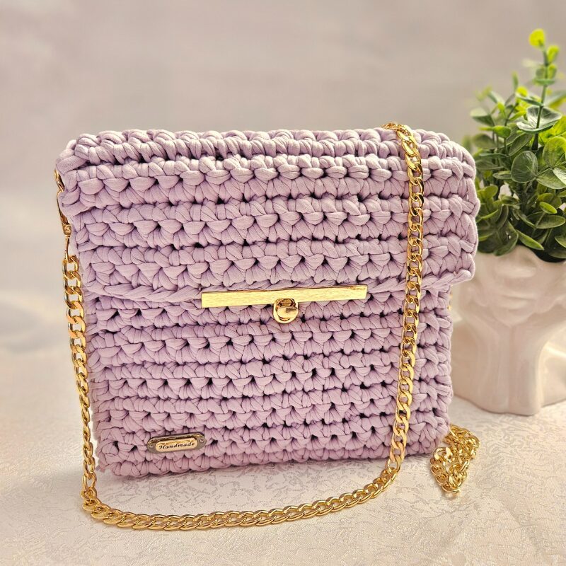 heegeldatud õlakott taaskasutatud trikotaažpaelast kuldse ketiga