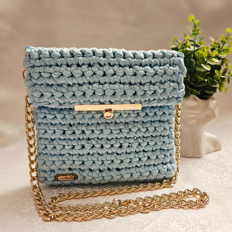 Helesinine heegeldatud õlakott taaskasutatud trikotaažpaelast kuldse ketiga