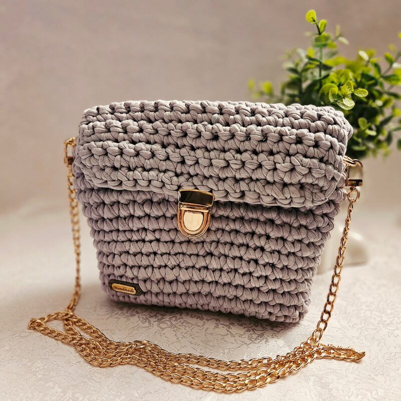 Helehall heegeldatud õlakott taaskasutatud trikotaažpaelast kuldse ketiga