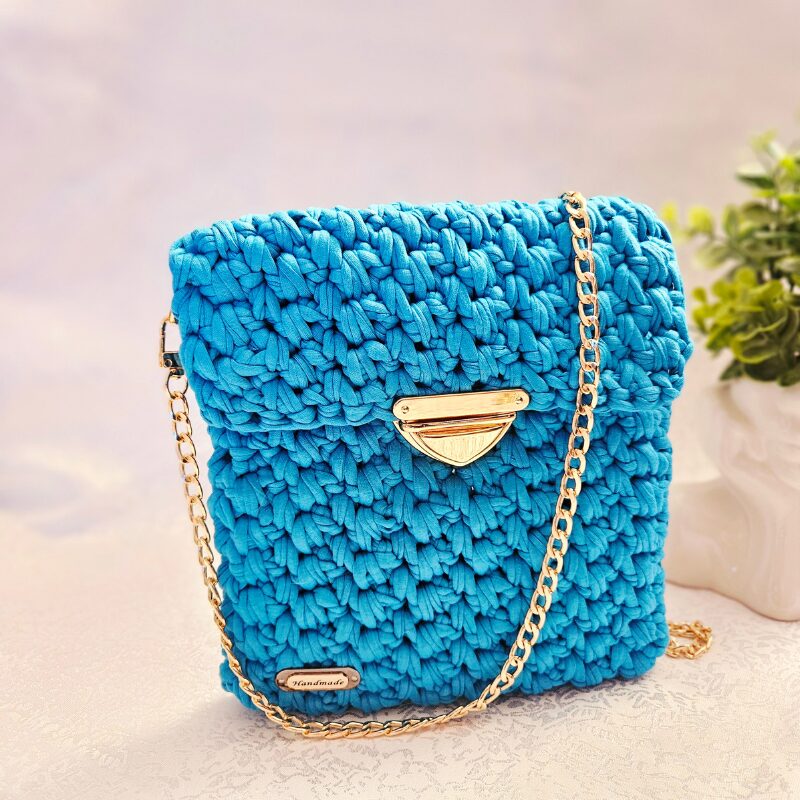 Erksinine heegeldatud õlakott taaskasutatud trikotaažpaelast kuldse ketiga