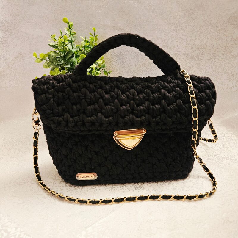 Must heegeldatud käekott taaskasutatud trikotaažpaelast käepideme ja must-kuldse ketiga