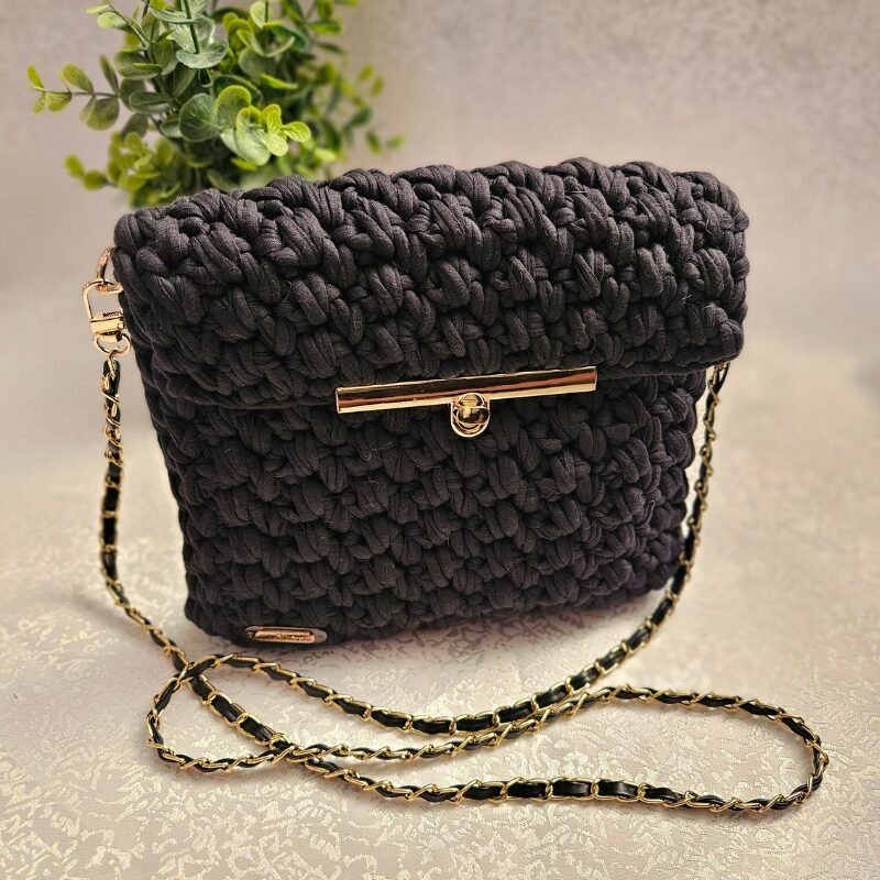 heegeldatud õlakott taaskasutatud trikotaažpaelast kuldse ketiga