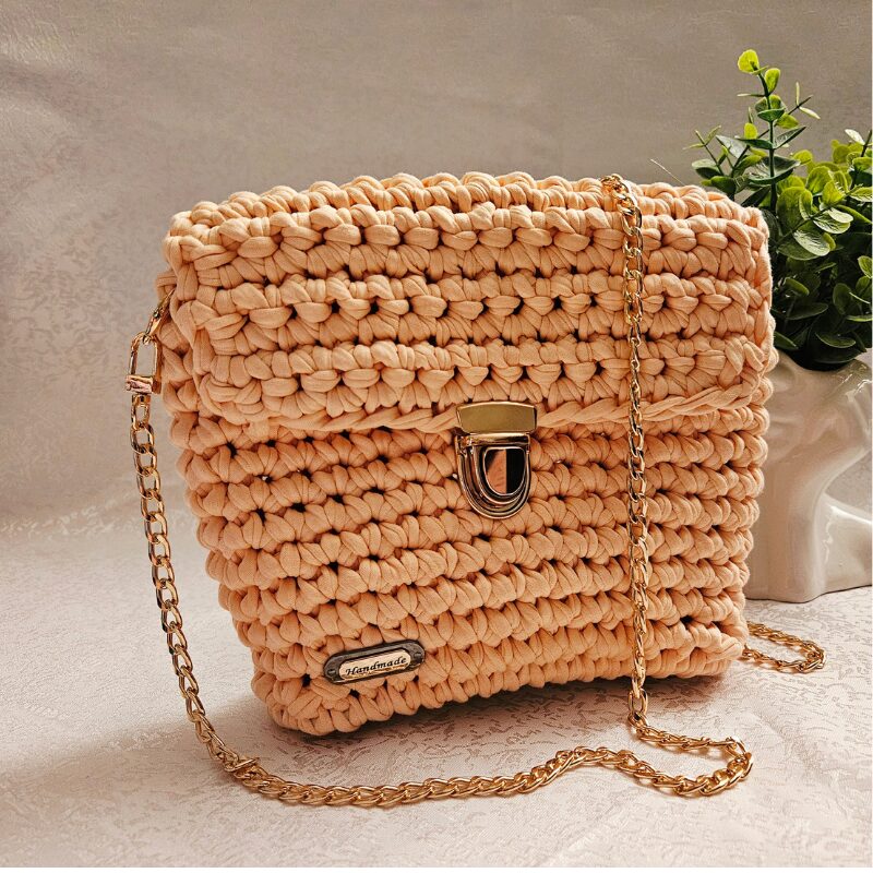 heegeldatud õlakott taaskasutatud trikotaažpaelast kuldse ketiga