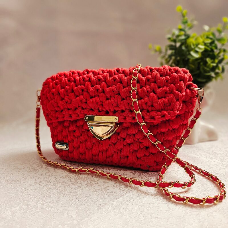 Punane heegeldatud õlakott taaskasutatud trikotaažpaelast kuldse ketiga