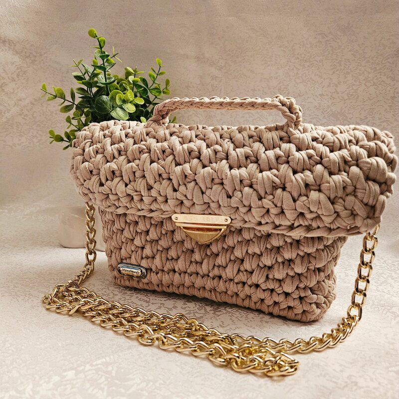 heegeldatud käekott taaskasutatud trikotaažpaelast käepideme ja must-kuldse ketiga