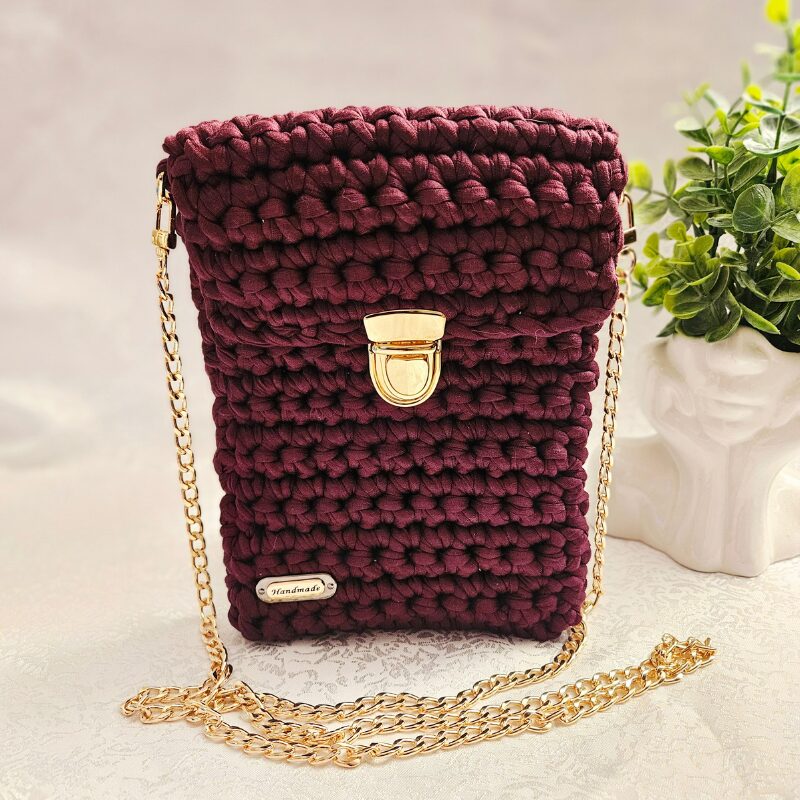 Tumelilla heegeldatud õlakott taaskasutatud trikotaažpaelast kuldse ketiga