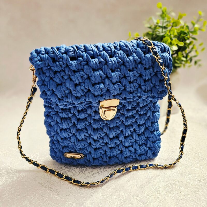 heegeldatud õlakott taaskasutatud trikotaažpaelast kuldse ketiga